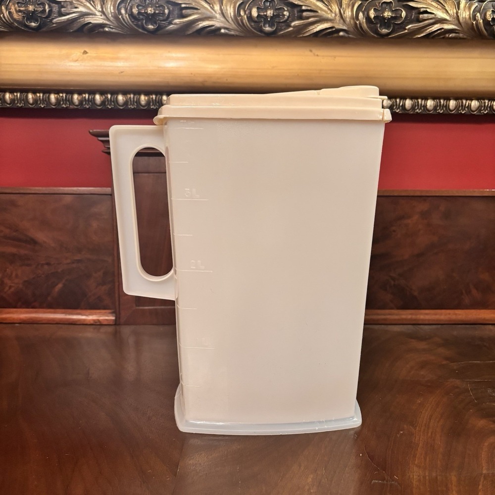 Vintage Rubbermaid‎ 1 Gallon Pitcher Sheer Almond Lid Model 2414 Rectangular